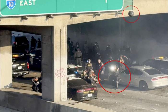 Imagini cutremurătoare au surprins momentul în care poliția californiană l-a împușcat în cap pe fotograful veteran Toby Canham cu un glonț de cauciuc în timpul protestului violent din Los Angeles de duminică seara