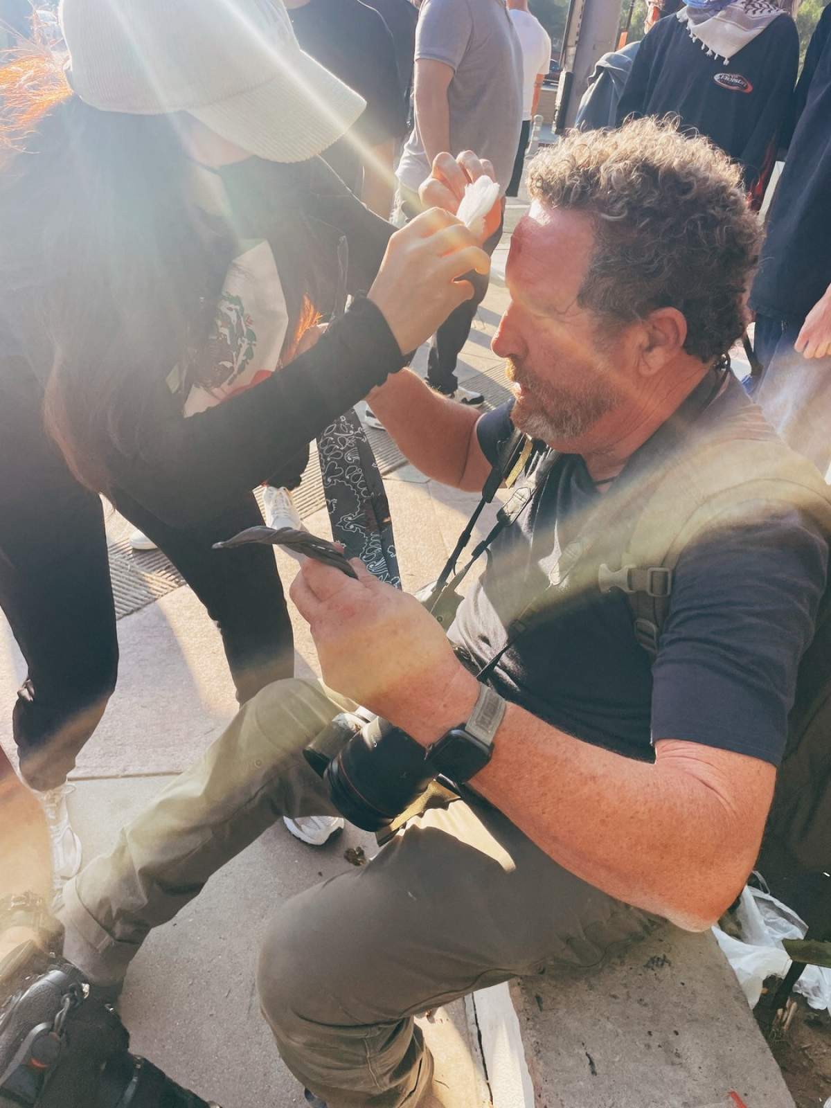 Imagini cutremurătoare au surprins momentul în care poliția californiană l-a împușcat în cap pe fotograful veteran Toby Canham cu un glonț de cauciuc în timpul protestului violent din Los Angeles de duminică seara