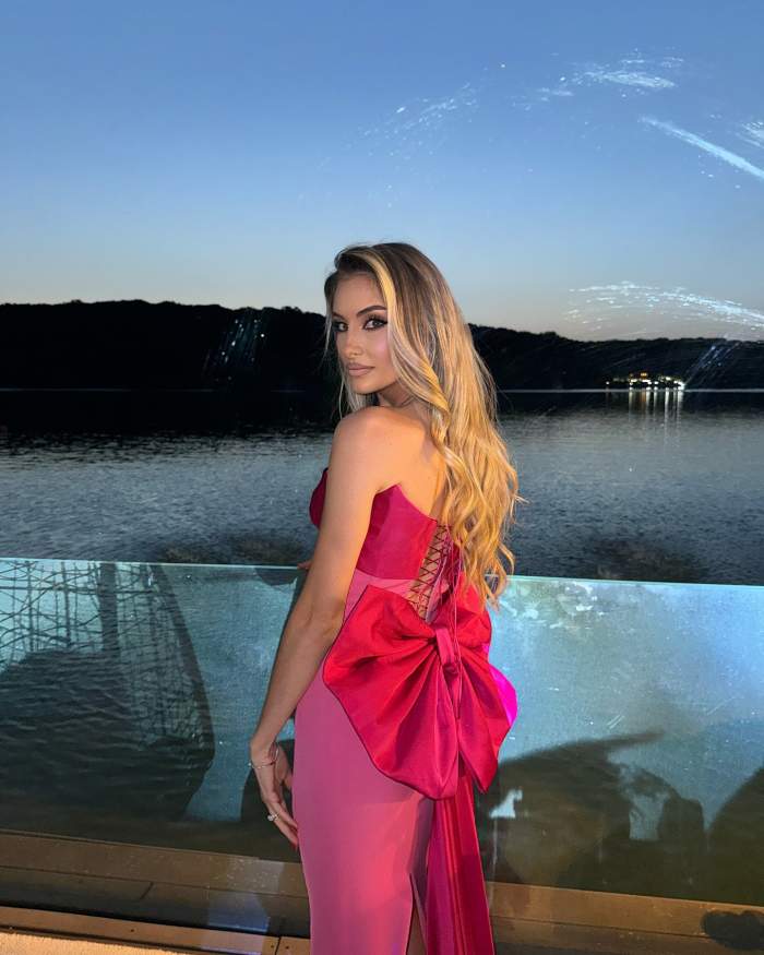 Malina Avasiloie poarta o rochie roz