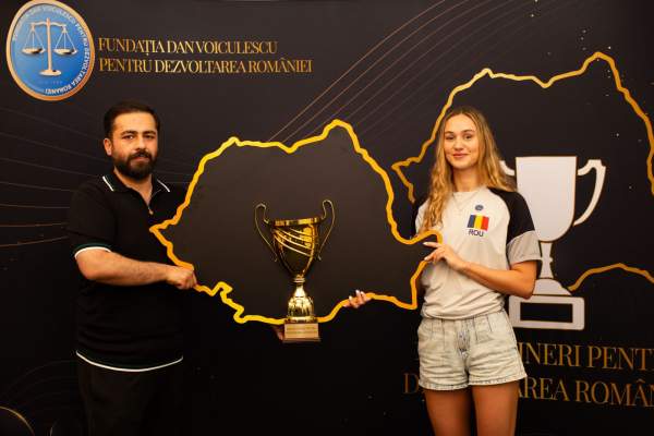 Simona Chiru – tânăra care rescrie recorduri în ape înghețate și inspiră o generație, finalistă a campaniei „100 de tineri pentru dezvoltarea României”. Tânăra a fost premiată de Fundația Dan Voiculescu