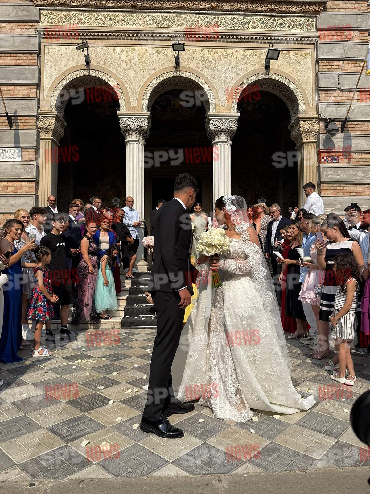 Florinel Coman și Ioana Timofeciuc, primele declarații după ce au devenit soț și soție! Fotbalistul a recunoscut că a fost copleșit de emoții: ”Sunt foarte fericit” | VIDEO