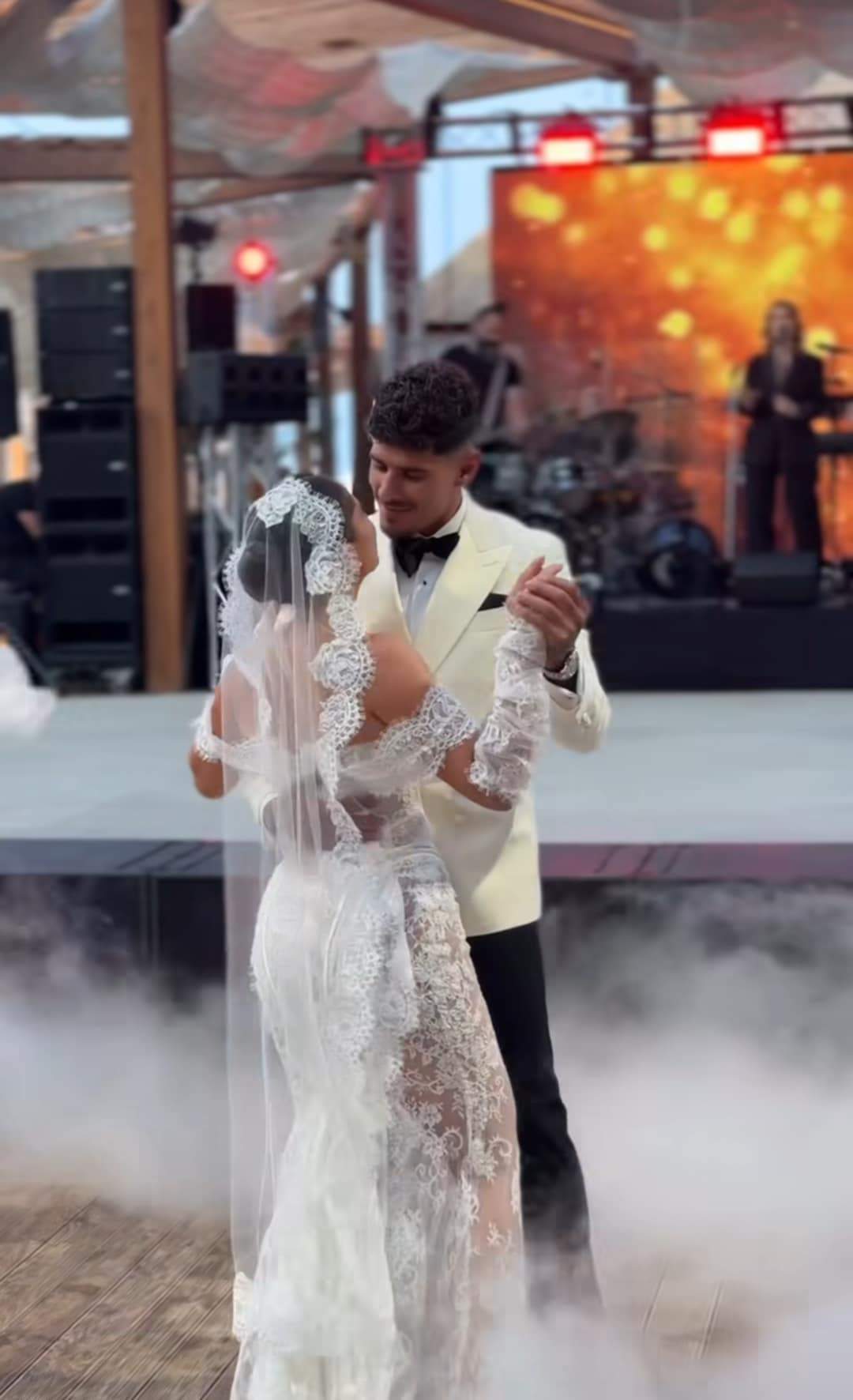 Florinel Coman și soția lui, Ioana, dansul mirilor! Feli a cântat live cea mai romantică piesă | VIDEO