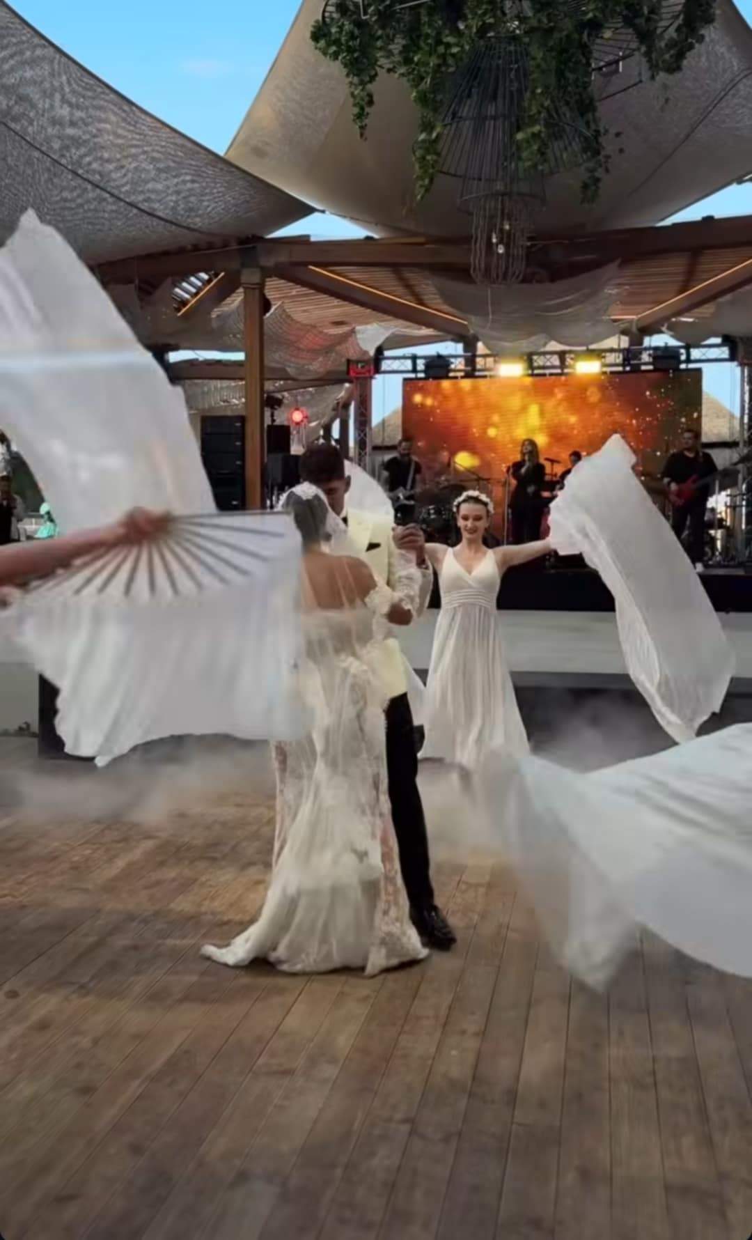 Florinel Coman și soția lui, Ioana, dansul mirilor! Feli a cântat live cea mai romantică piesă | VIDEO