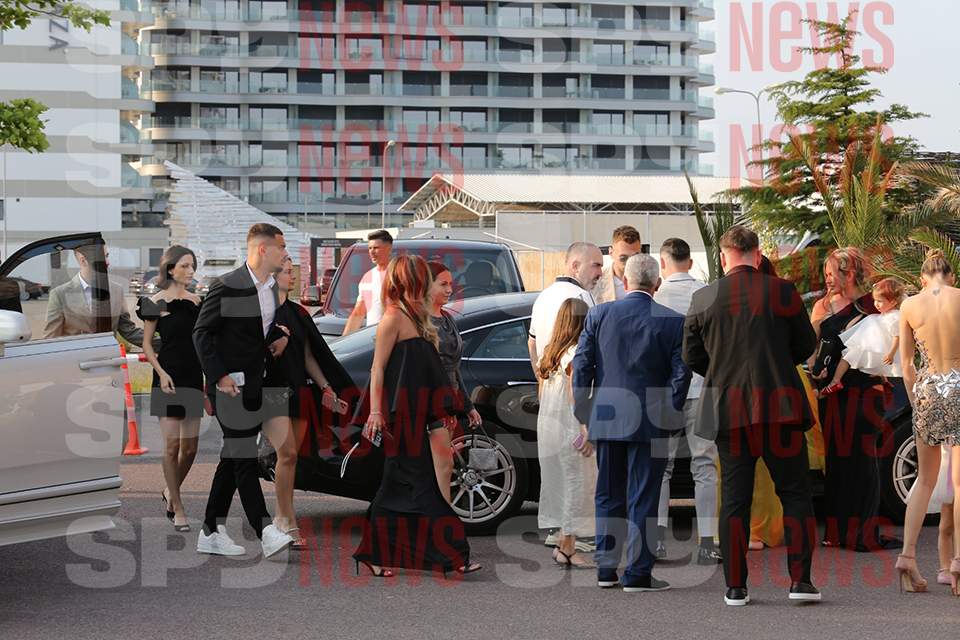 Cum s-au îmbrăcat soțiile de fotbaliști la nunta lui Florinel Coman și a Ioanei Timofeciuc. Dennis Man, Darius Olaru și Denis Alibec s-au numărat printre invitați