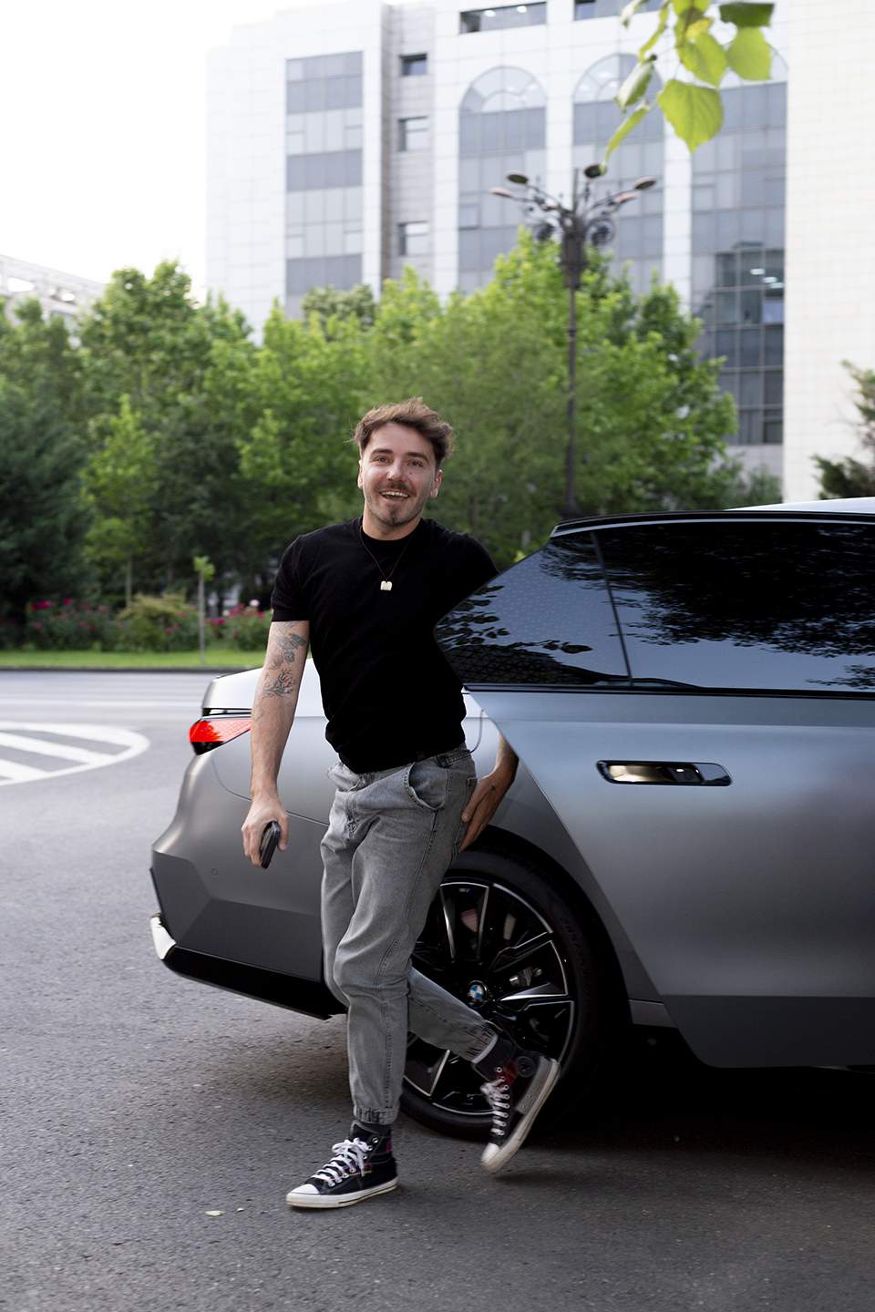 Irina Voinea, designerul român care aduce o premieră în moda românească! Folosește inteligența artificială în colecție! Cum arată creațiile