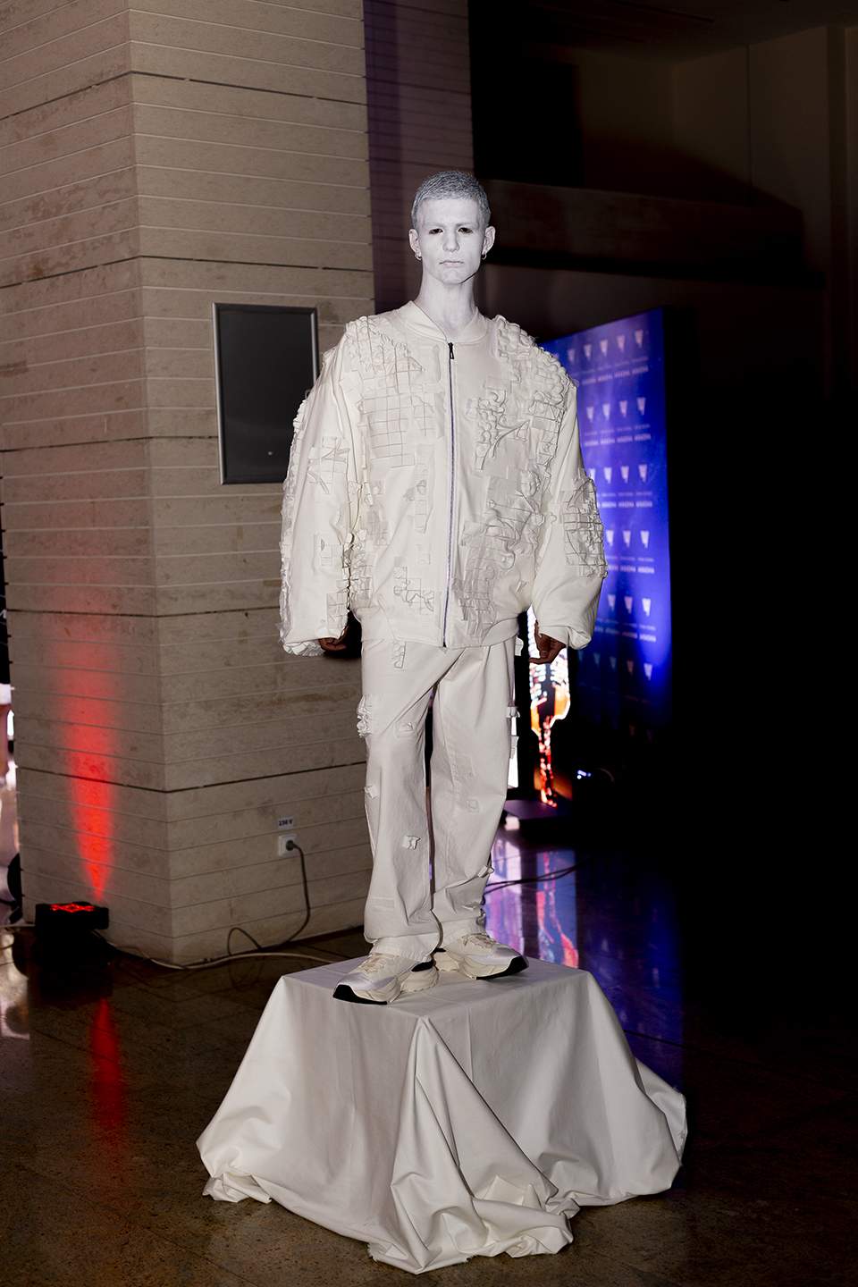 Irina Voinea, designerul român care aduce o premieră în moda românească! Folosește inteligența artificială în colecție! Cum arată creațiile
