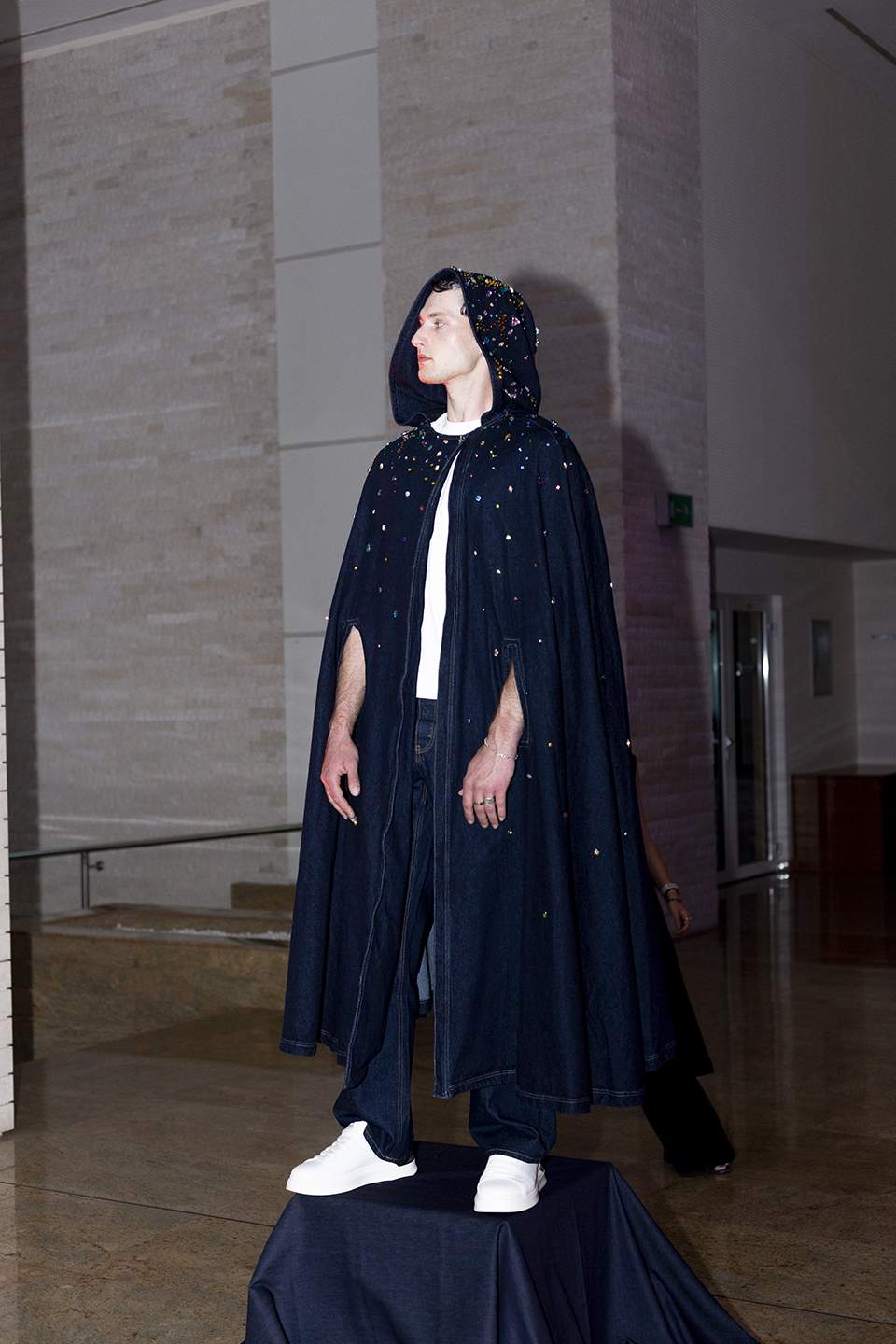 Irina Voinea, designerul român care aduce o premieră în moda românească! Folosește inteligența artificială în colecție! Cum arată creațiile
