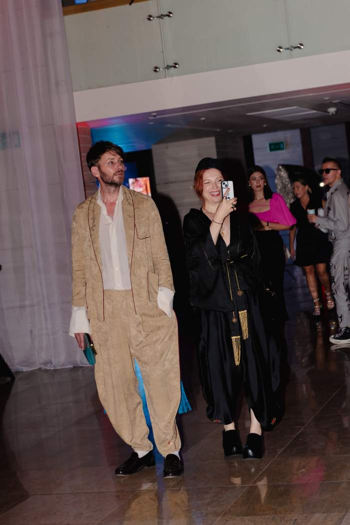 Irina Voinea, designerul român care aduce o premieră în moda românească! Folosește inteligența artificială în colecție! Cum arată creațiile