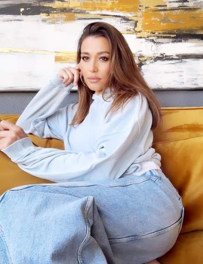 claudia patrascanu pe o canapea