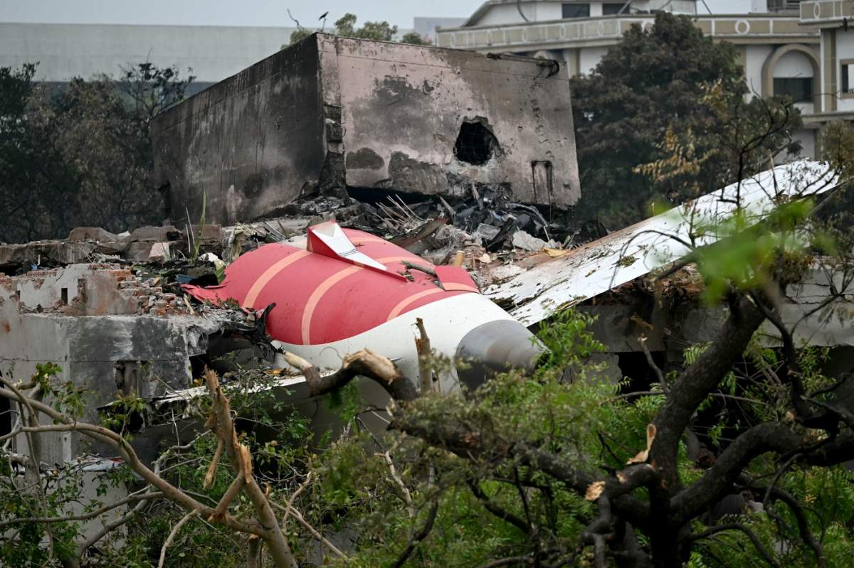 Resturi ale zborului Air India 171 sunt fotografiate după ce acesta s-a prăbușit într-o zonă rezidențială din apropierea aeroportului din Ahmedabad, pe 13 iunie 2025