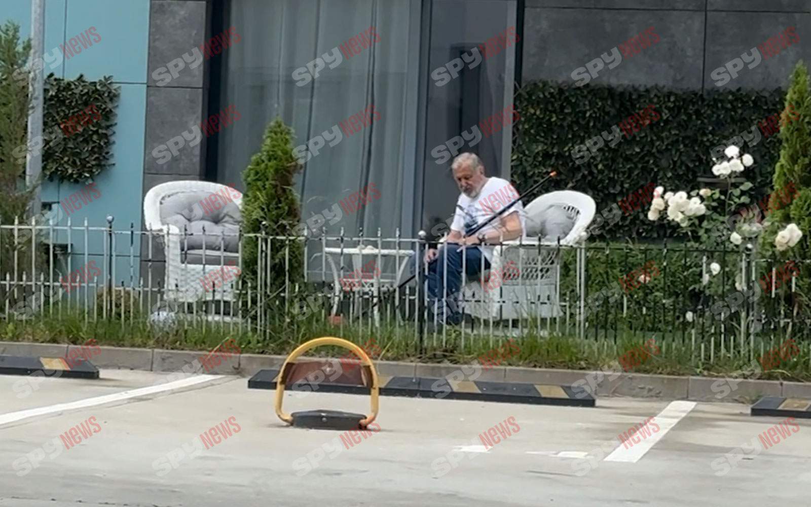 Ilie Năstase, singurel și supărat! A făcut treburi casnice și s-a premiat cu o bere rece! Imagini de senzație