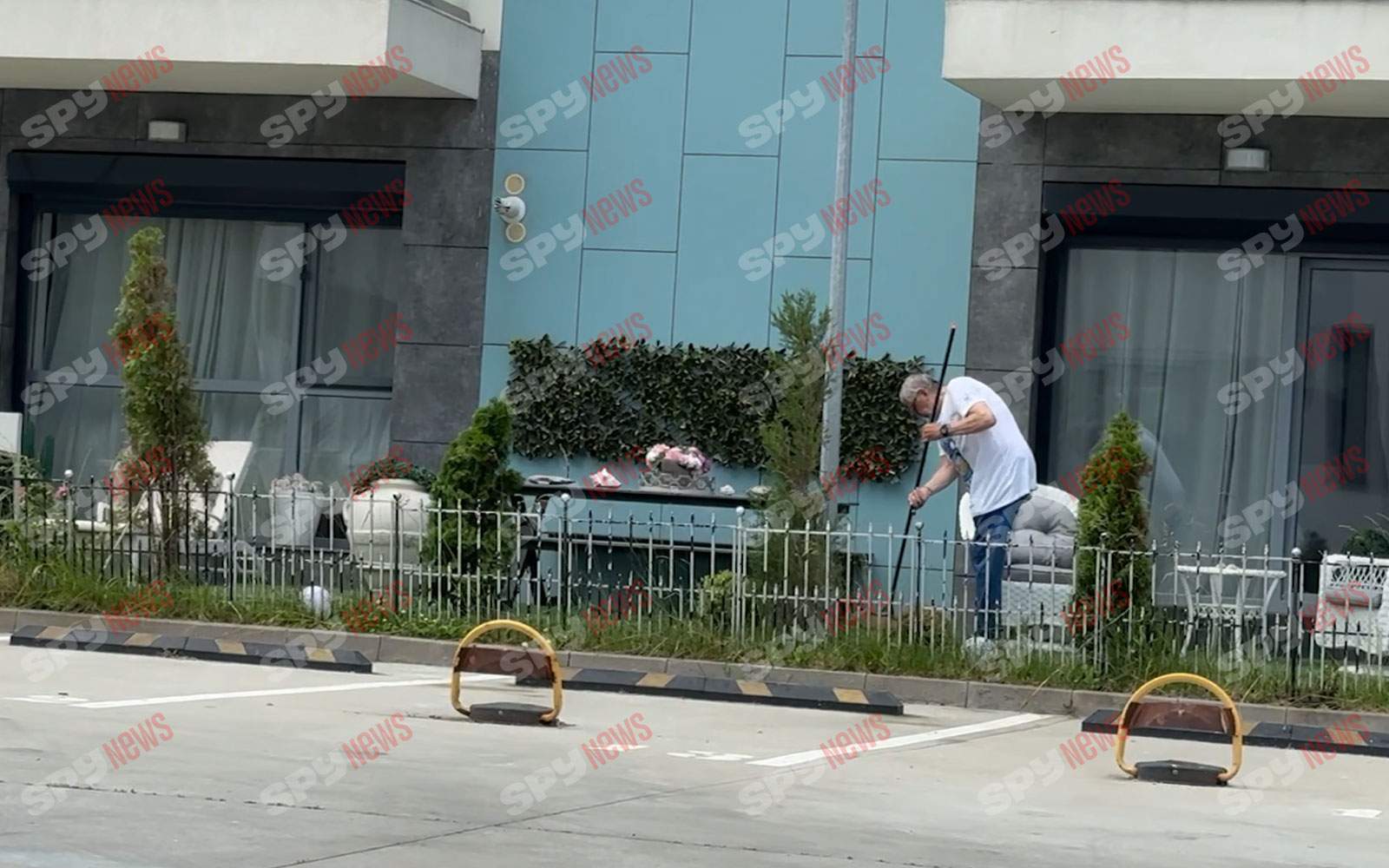 Ilie Năstase, singurel și supărat! A făcut treburi casnice și s-a premiat cu o bere rece! Imagini de senzație