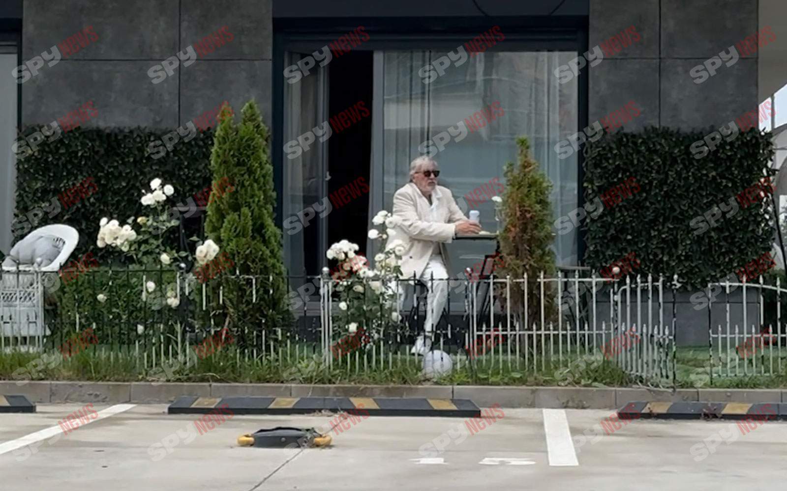 Ilie Năstase, singurel și supărat! A făcut treburi casnice și s-a premiat cu o bere rece! Imagini de senzație