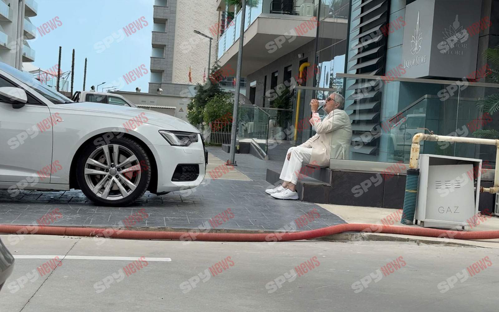 Ilie Năstase, singurel și supărat! A făcut treburi casnice și s-a premiat cu o bere rece! Imagini de senzație