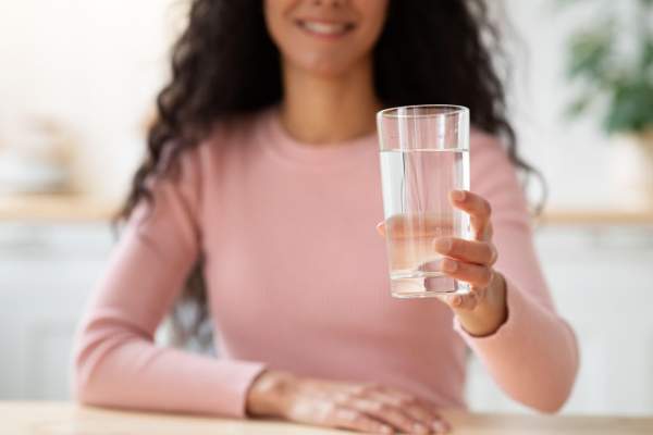 De ce nu e sănătos pentru corpul tău să bei apă rece. Este cauza multor afecțiuni ale organismului