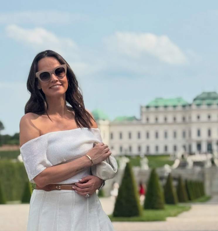 andreea raicu imbracata in alb