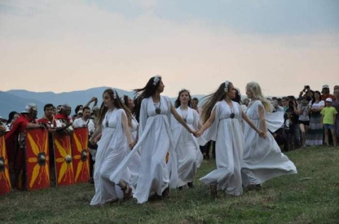 fete imbracate in sanziene