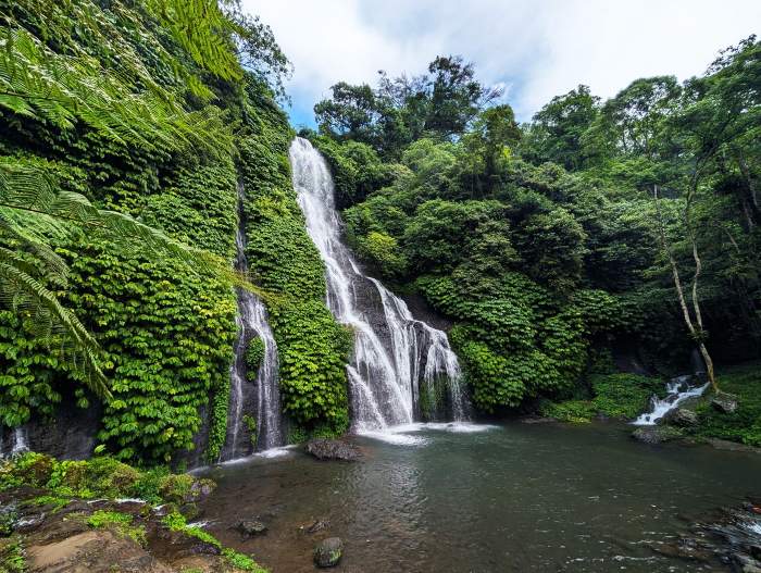 Cascada Banyumala este situată în nordul Bali, între Munduk și Bedugul