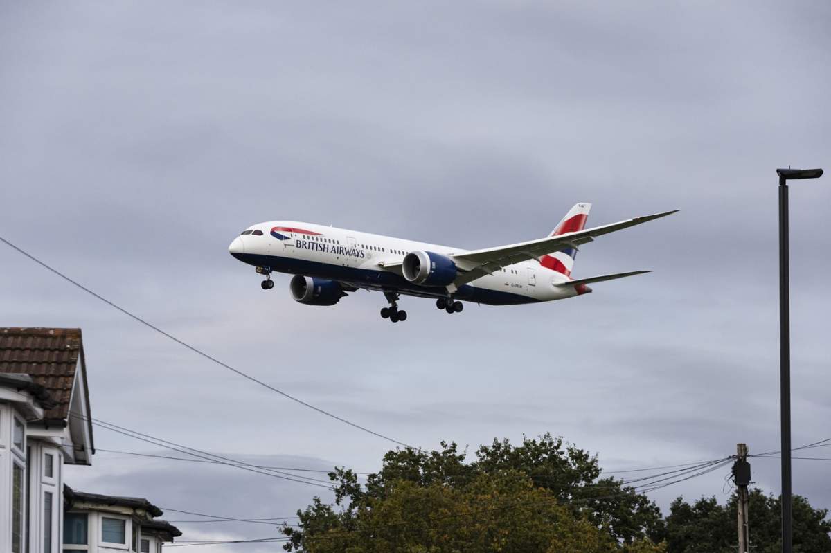 Aeronava Boeing 787-8 Dreamliner a companiei British Airways a fost observată zburând în timpul apropierii finale deasupra acoperișurilor caselor de pe bulevardul Myrtle pentru aterizarea pe aeroportul Heathrow LHR din Londra, Marea Britanie.