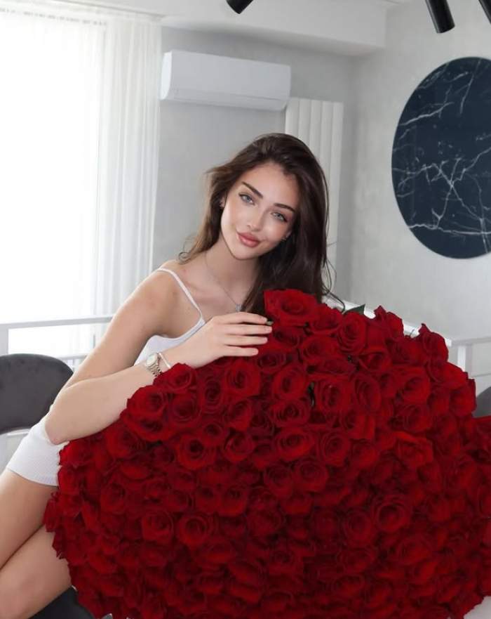 andreea bostanica si un buchet urias de trandafiri