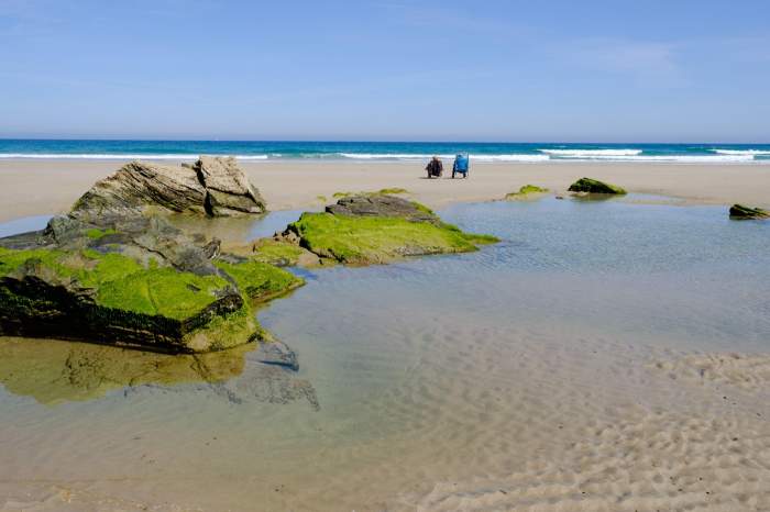 O plimbare de-a lungul Playa de las Catedrales la mareea joasă, Ribadeo , Lugo, Galicia, Spania