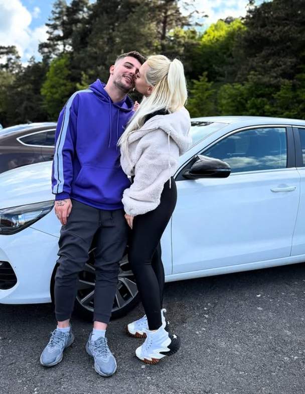dany boy si iubita langa masina