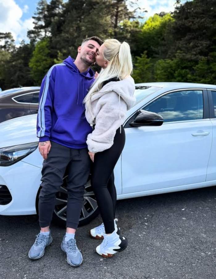 dany boy si iubita langa masina