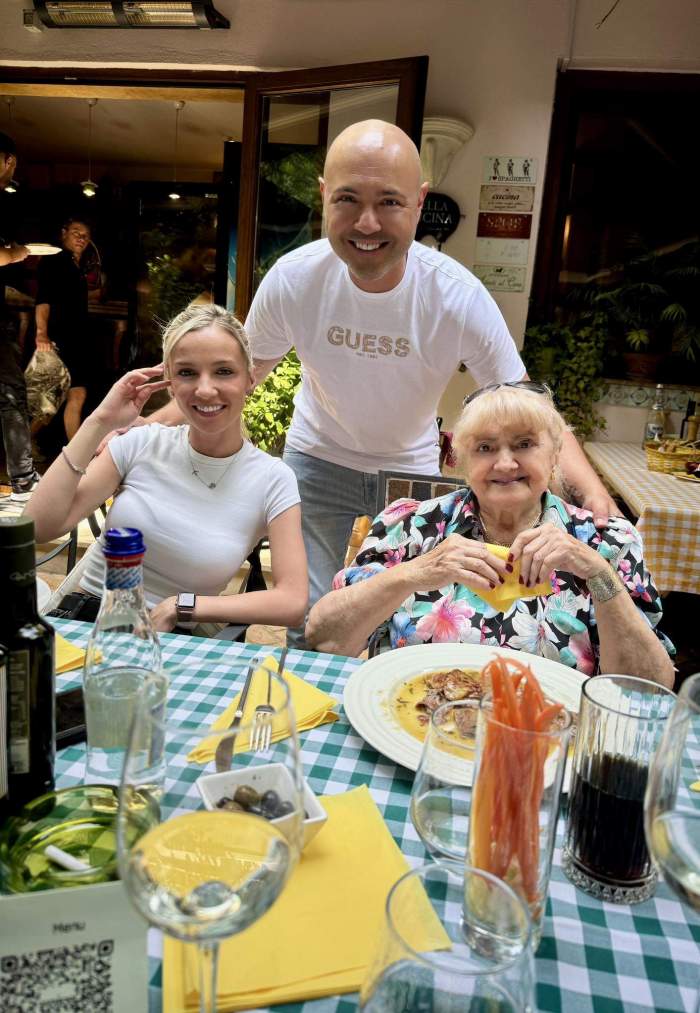 mihai mitoseru alaturi de mama si iubita