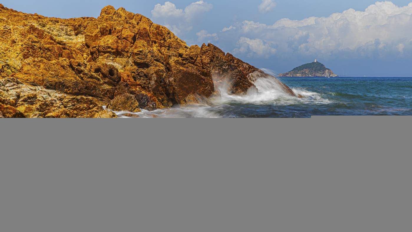 Stânci aspre și spumă pe plaja Topinetti, lângă Rio Marina, Insula Elba, Parcul Național Arhipelagul Toscanei, Toscana, Italia, Europa