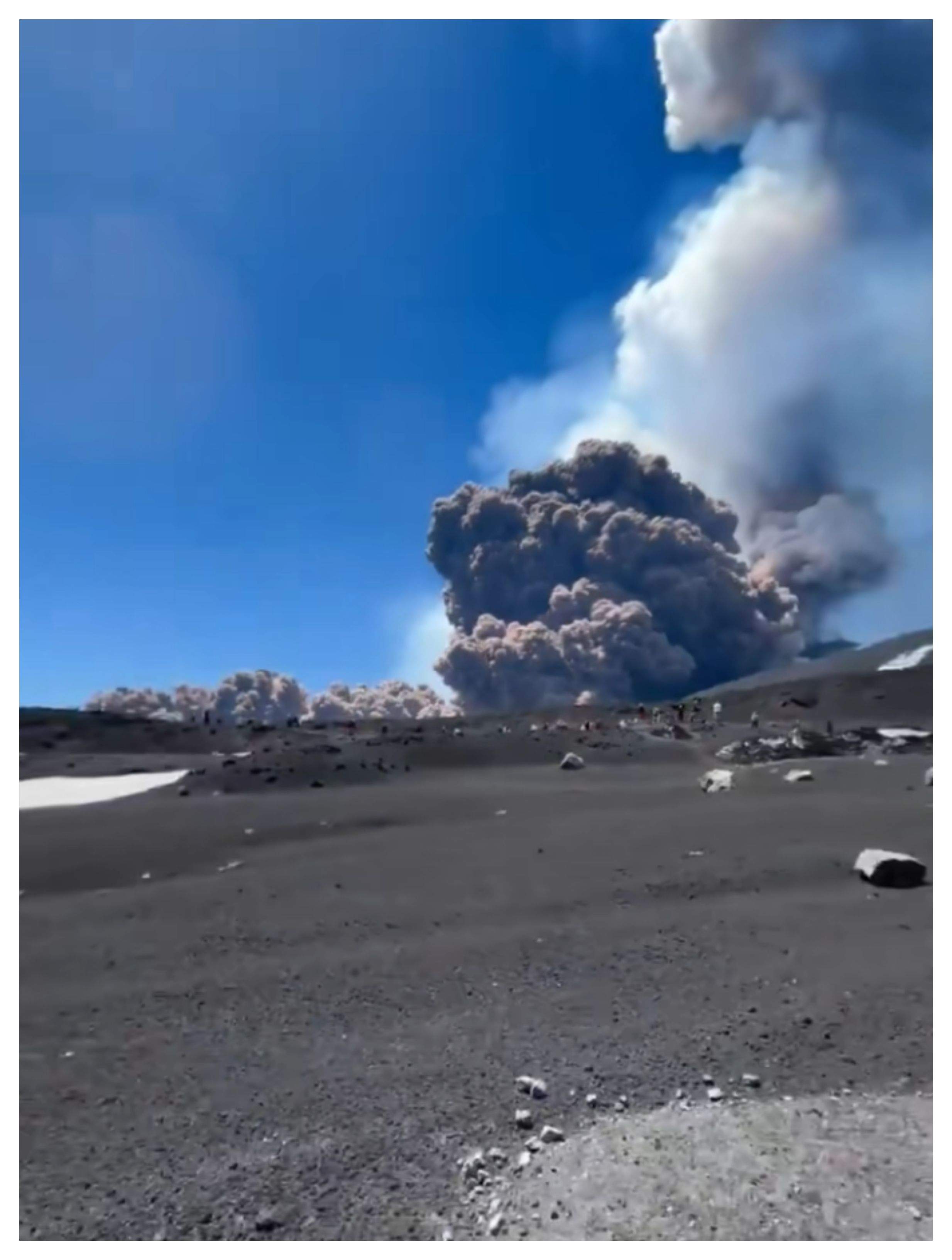 Imagini de coșmar după ce Vulcanul Etna a erupt în Italia. Norii de cenușă au ajuns la câțiva kilometri / VIDEO