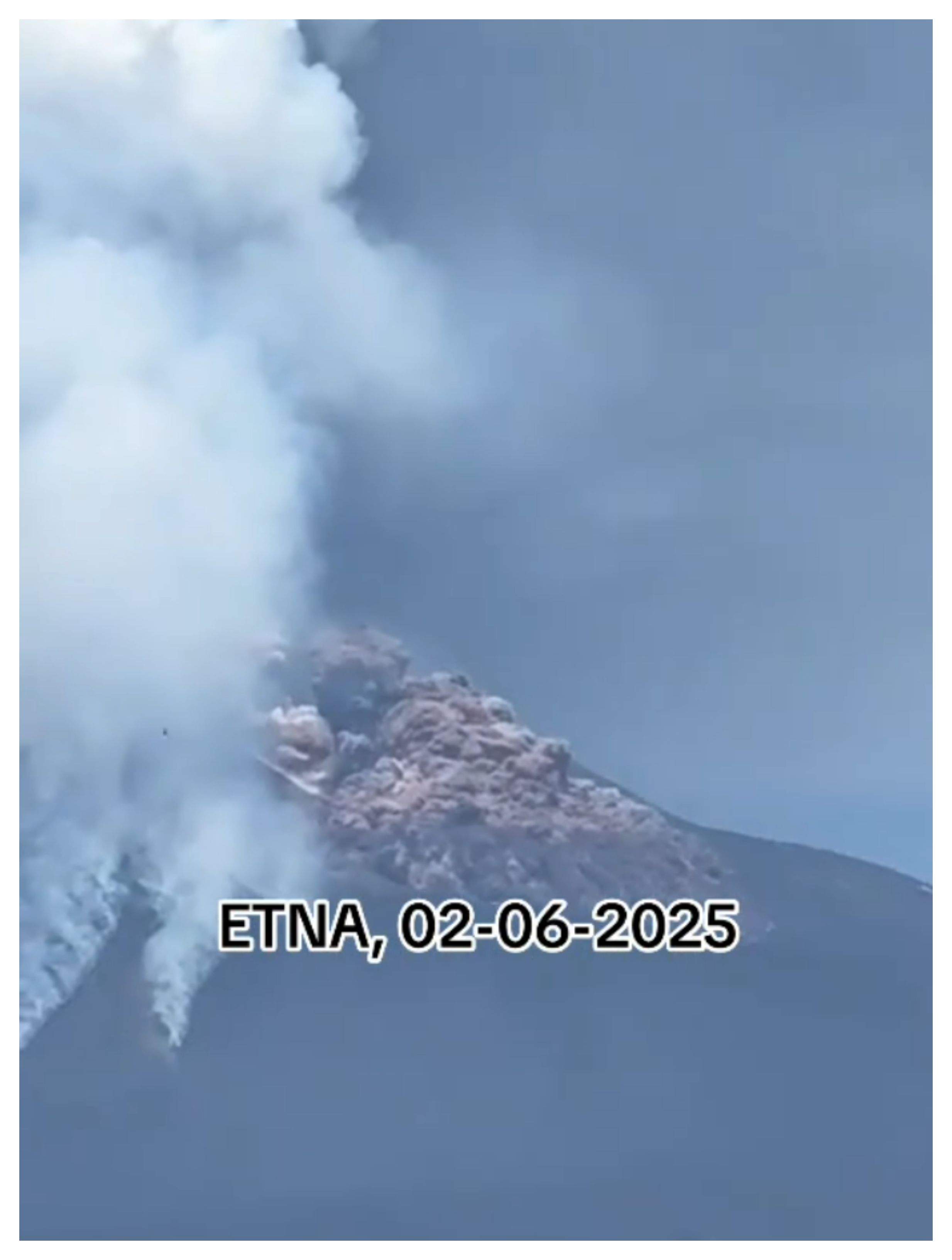 Imagini de coșmar după ce Vulcanul Etna a erupt în Italia. Norii de cenușă au ajuns la câțiva kilometri / VIDEO