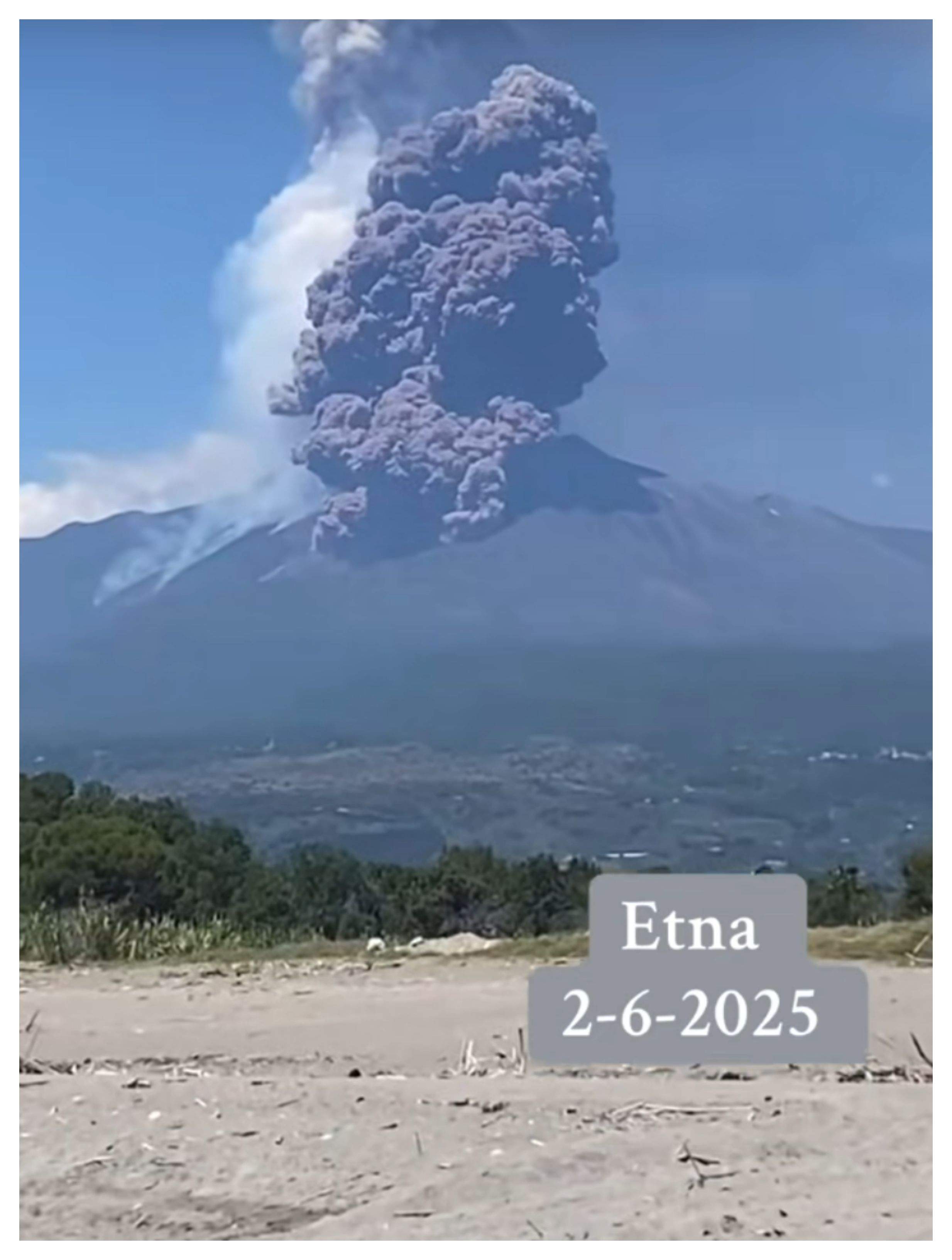 Imagini de coșmar după ce Vulcanul Etna a erupt în Italia. Norii de cenușă au ajuns la câțiva kilometri / VIDEO