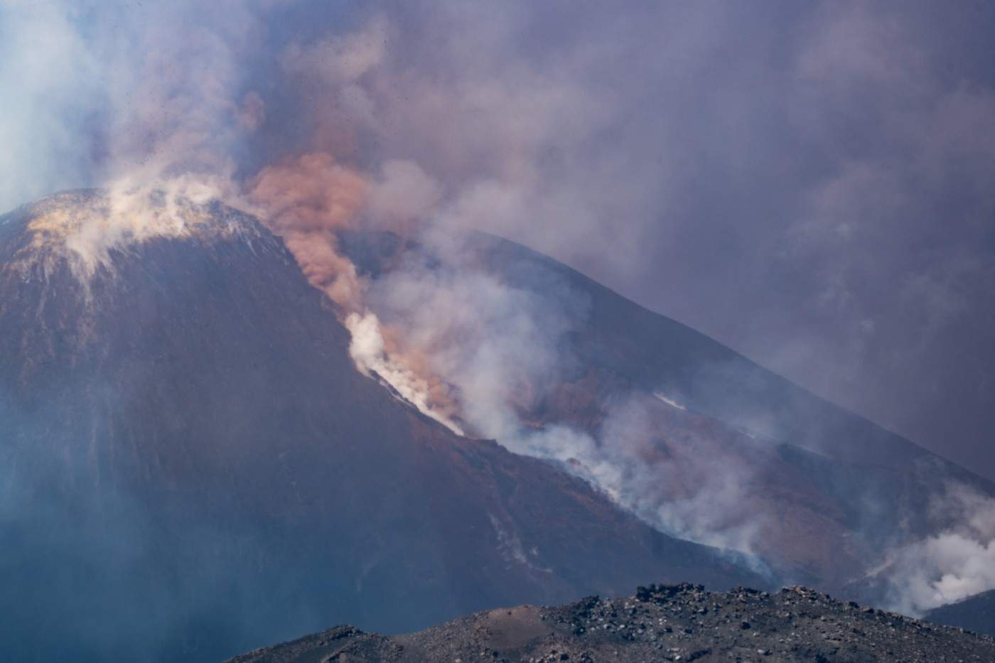 Imagini de coșmar după ce Vulcanul Etna a erupt în Italia. Norii de cenușă au ajuns la câțiva kilometri / VIDEO