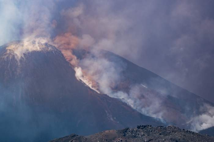 Imagini de coșmar după ce Vulcanul Etna a erupt în Italia. Norii de cenușă au ajuns la câțiva kilometri / VIDEO