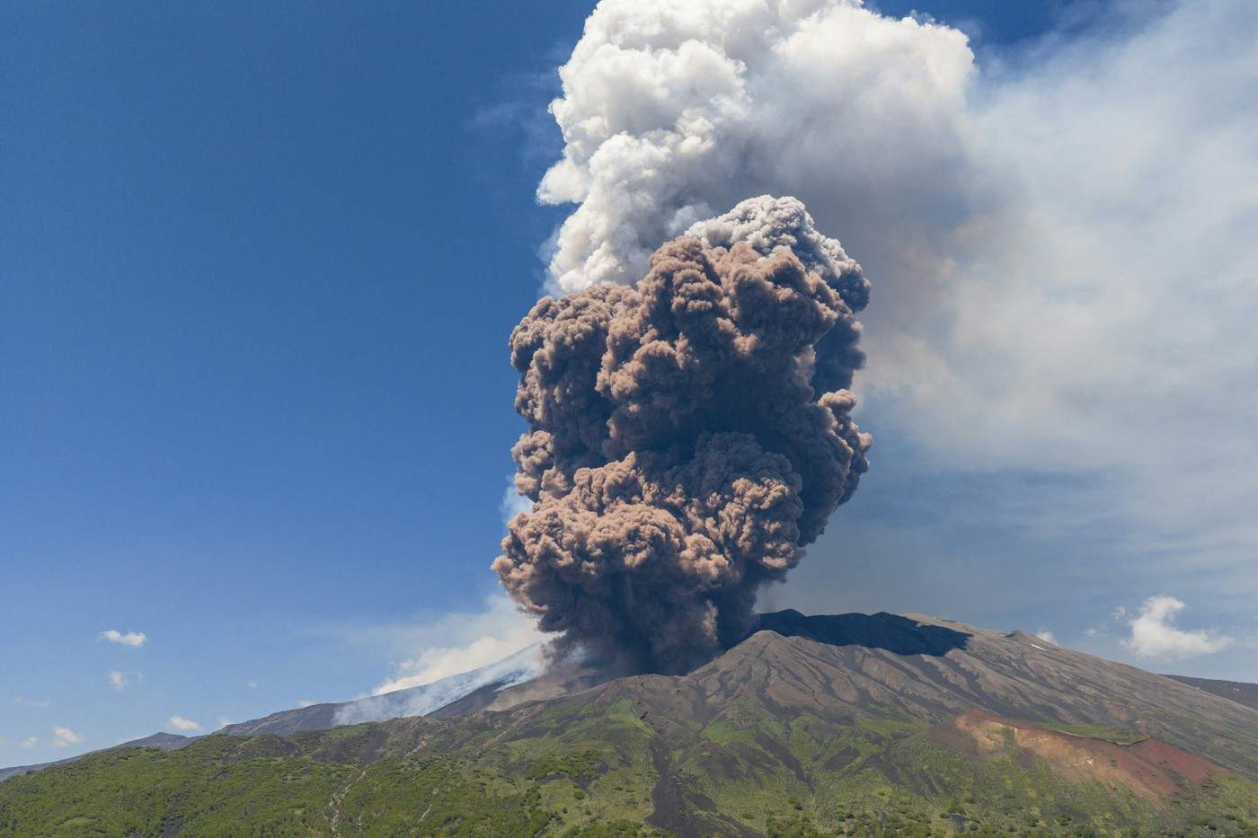 Imagini de coșmar după ce Vulcanul Etna a erupt în Italia. Norii de cenușă au ajuns la câțiva kilometri / VIDEO
