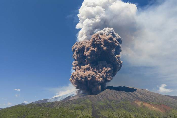 Imagini de coșmar după ce Vulcanul Etna a erupt în Italia. Norii de cenușă au ajuns la câțiva kilometri / VIDEO