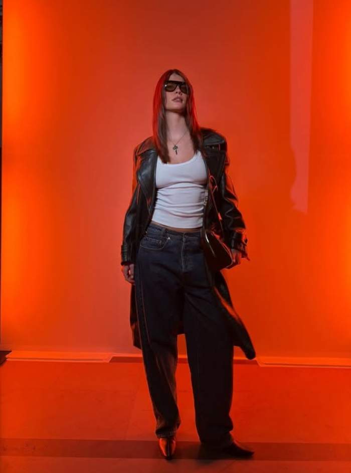 laura giurcanu pe fundal rosu