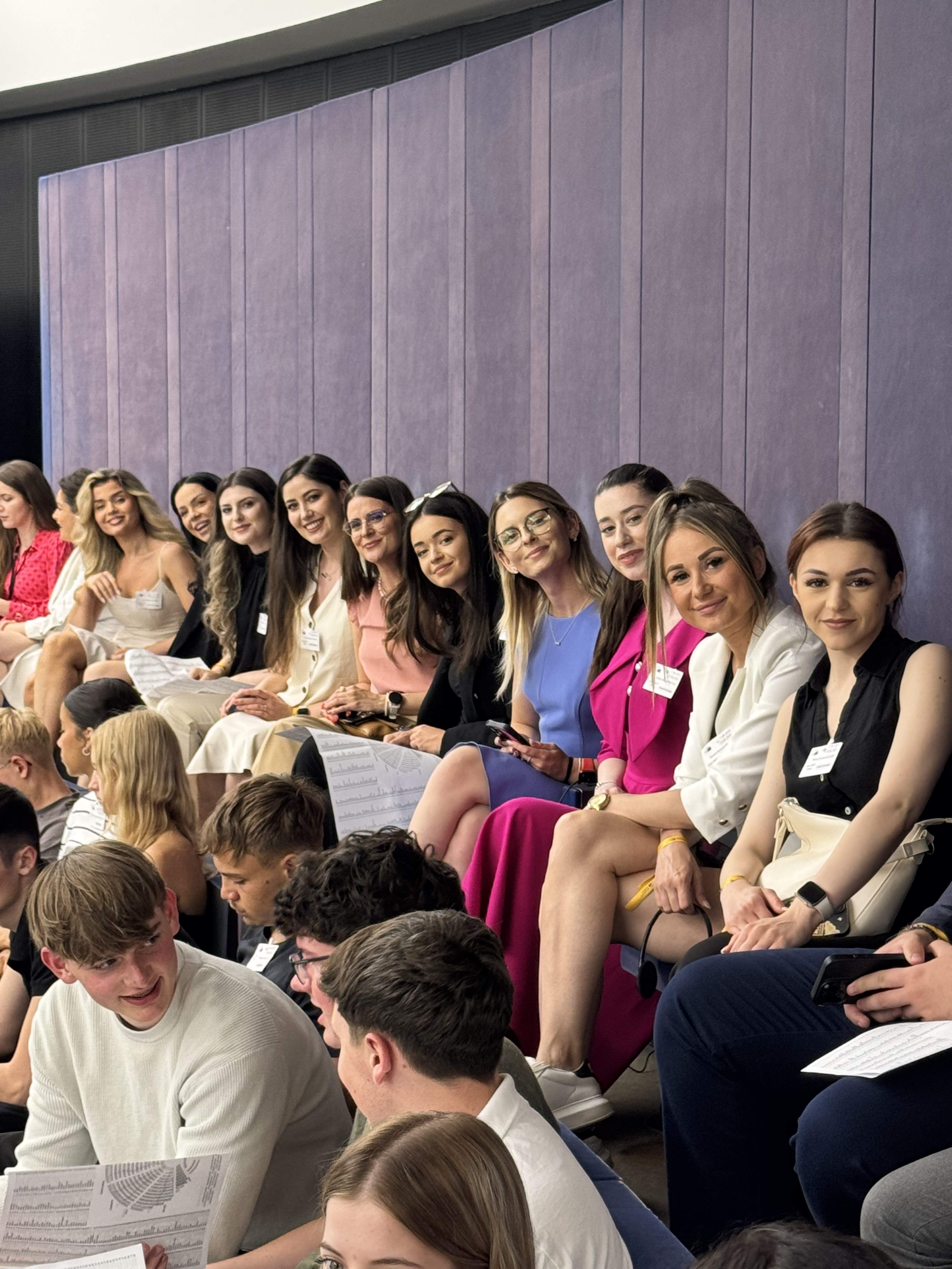 Antena Academy – Lecția de democrație live, în băncile din Parlamentul European. Singura școală de media din România prezentă cu studenții la evenimente oficiale în forurile europene
