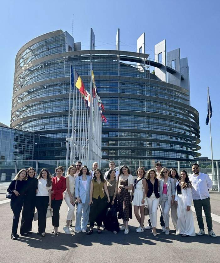Antena Academy – Lecția de democrație live, în băncile din Parlamentul European. Singura școală de media din România prezentă cu studenții la evenimente oficiale în forurile europene