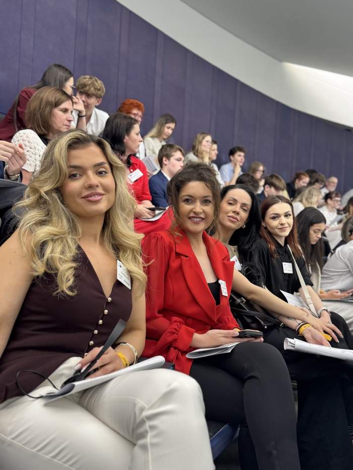 Antena Academy – Lecția de democrație live, în băncile din Parlamentul European. Singura școală de media din România prezentă cu studenții la evenimente oficiale în forurile europene