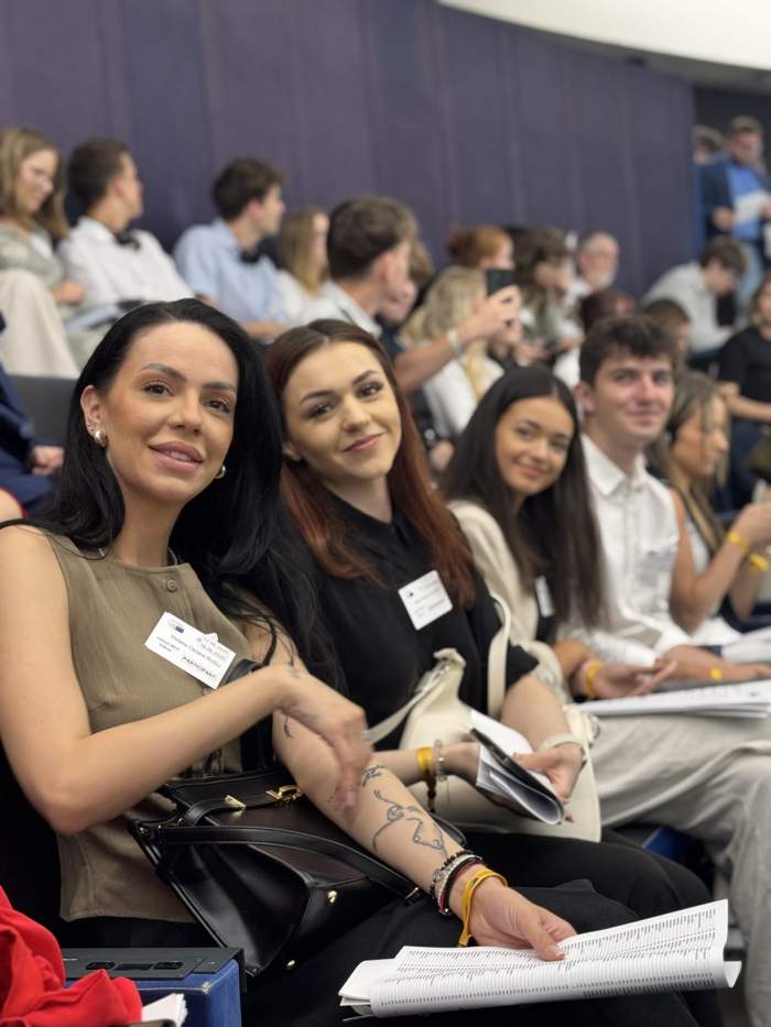 Antena Academy – Lecția de democrație live, în băncile din Parlamentul European. Singura școală de media din România prezentă cu studenții la evenimente oficiale în forurile europene