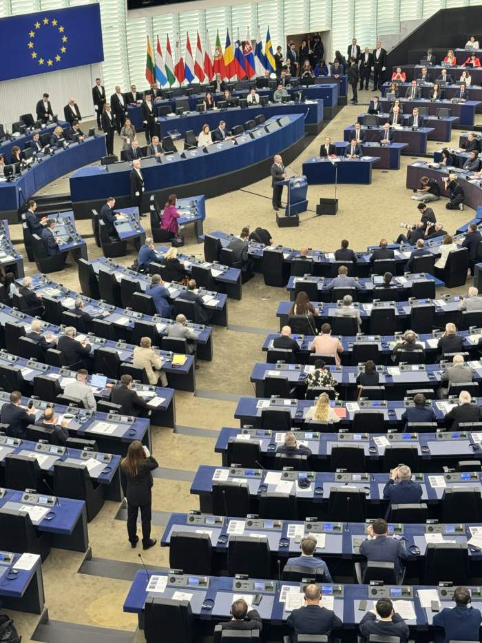 Antena Academy – Lecția de democrație live, în băncile din Parlamentul European. Singura școală de media din România prezentă cu studenții la evenimente oficiale în forurile europene