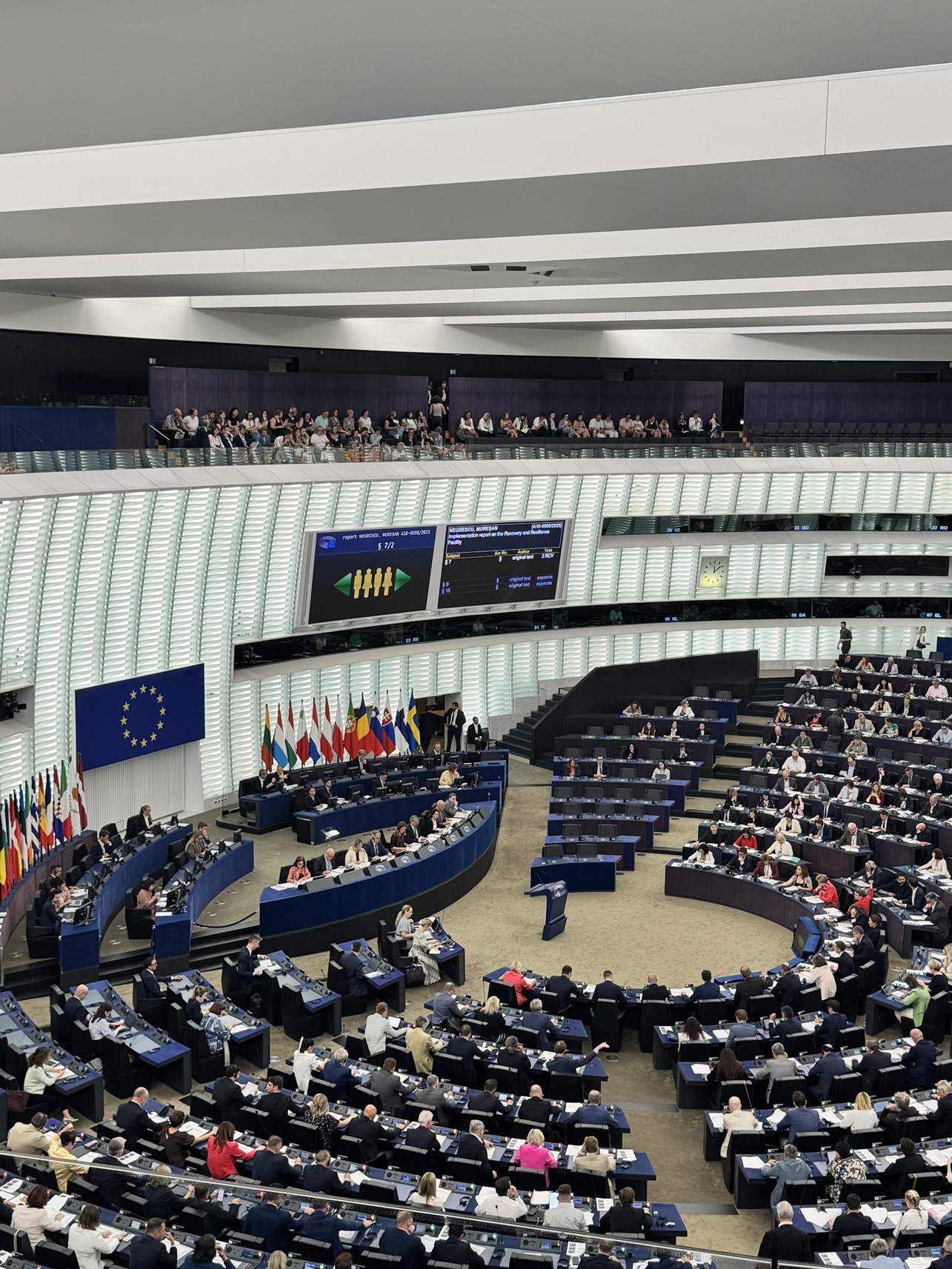 Antena Academy – Lecția de democrație live, în băncile din Parlamentul European. Singura școală de media din România prezentă cu studenții la evenimente oficiale în forurile europene
