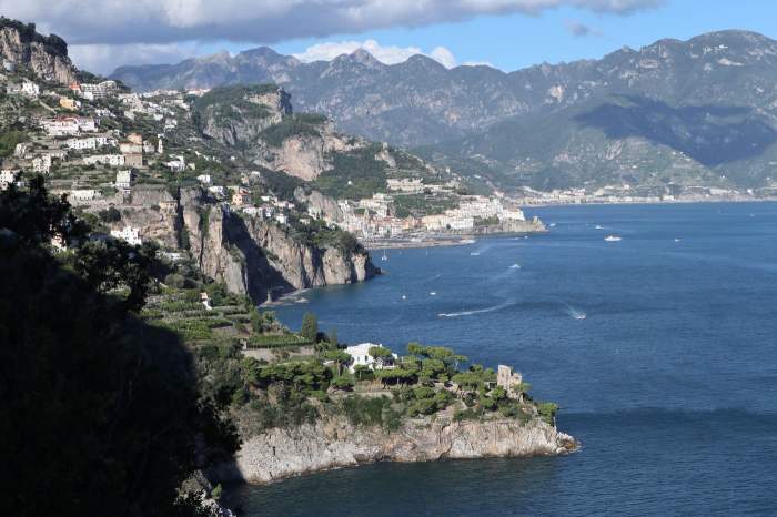 Conca dei Marini - Vedere la Amalfi din belvedere de pe Via Pistello