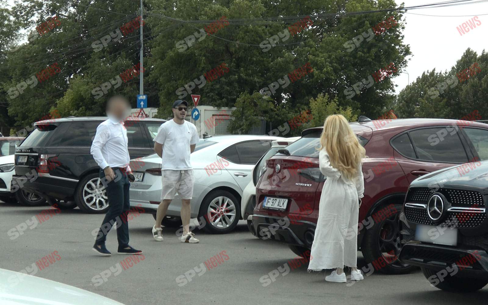 Blonda misterioasă pentru care Alex Pițurcă face orice înainte de a pleca cu ea din București! Imagini bizare cu băiatul de oraș / PAPARAZZI