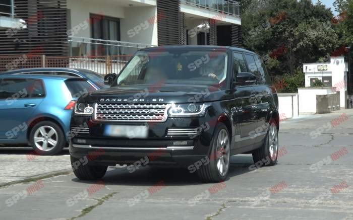 Blonda misterioasă pentru care Alex Pițurcă face orice înainte de a pleca cu ea din București! Imagini bizare cu băiatul de oraș / PAPARAZZI