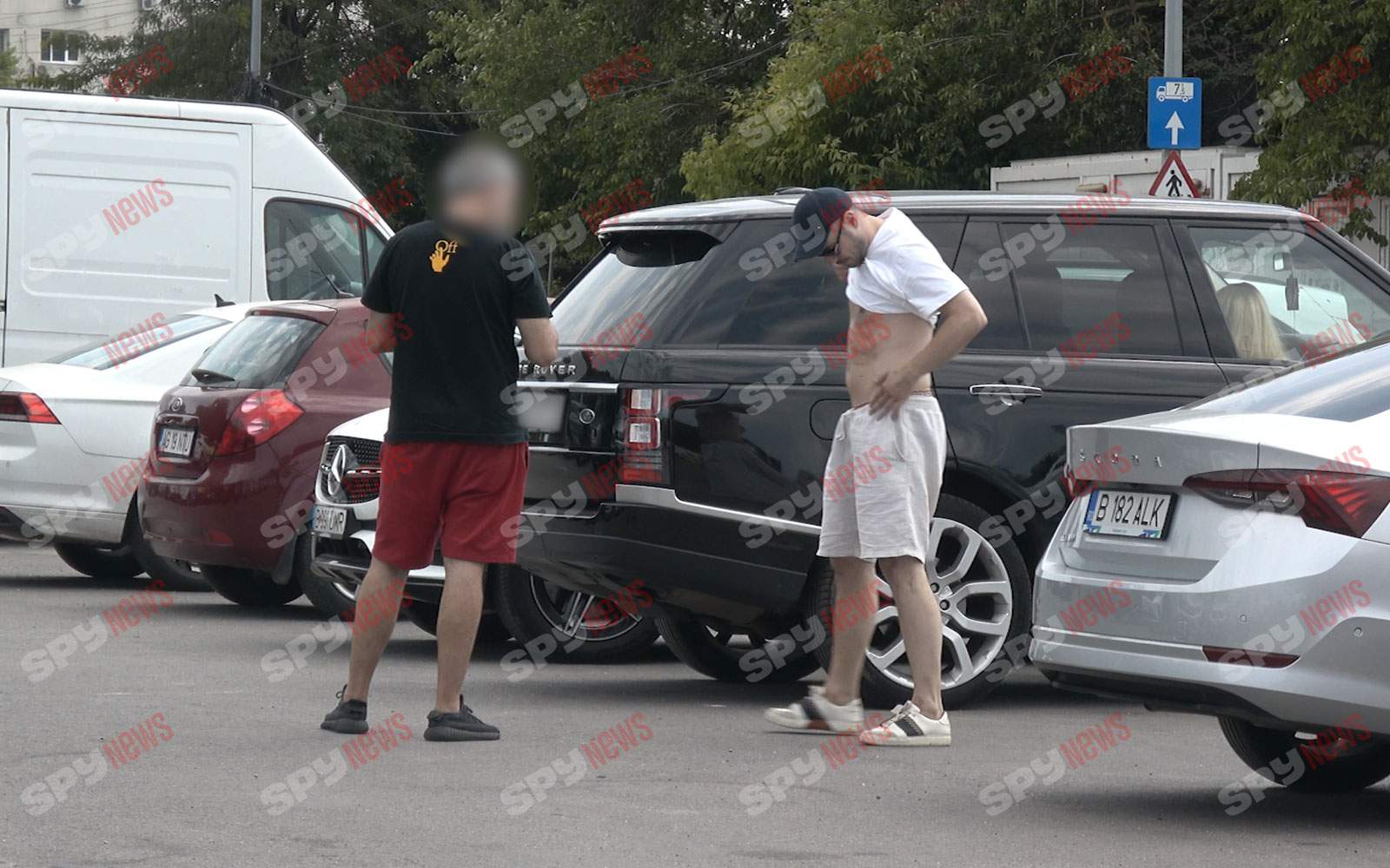 Blonda misterioasă pentru care Alex Pițurcă face orice înainte de a pleca cu ea din București! Imagini bizare cu băiatul de oraș / PAPARAZZI