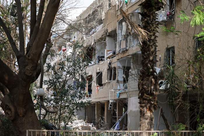 Această fotografie arată o clădire avariată în timpul unui atac iranian în zona Ramat Aviv din Tel Aviv pe 22 iunie 2025