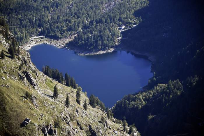O vedere generală arată lacul în formă de inimă din Antrona, nordul Italiei, pe 22 septembrie 2014, lângă Antrona Piana