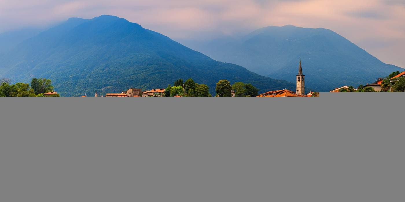 fotografie panoramică a unei seri după apusul soarelui în satul Mergozzo, o comună și situat pe Lacul Mergozzo în provincia italiană Verb